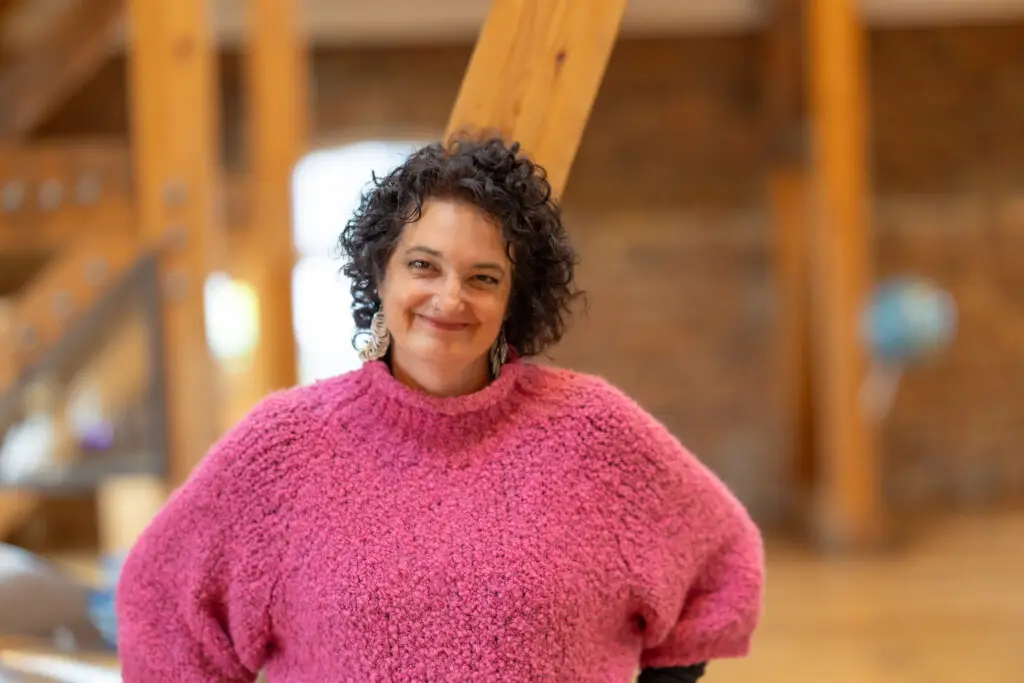 Katja Heigele Portrait im pinken Pullover