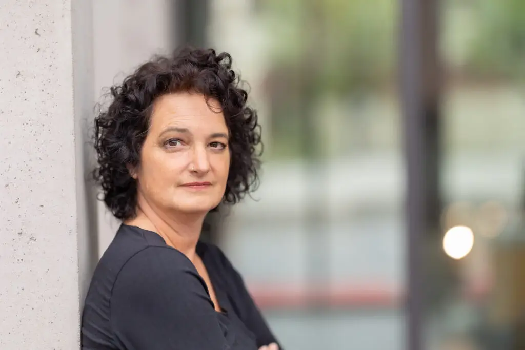 Portrait an der Hauswand Katja Heigele